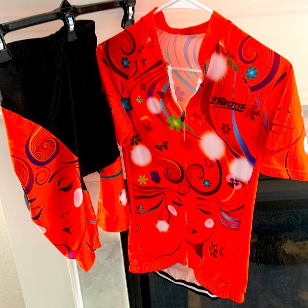 Women’s Medium cycling set.